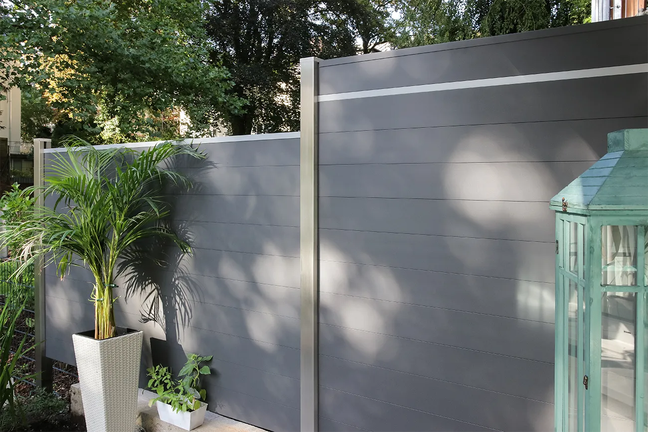 Terrasschutting van aluminium in antraciet.